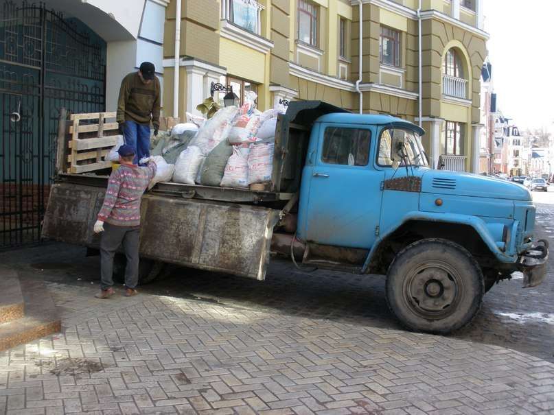 Вивіз будівельного сміття прибирання території вантажниками Екскаватор