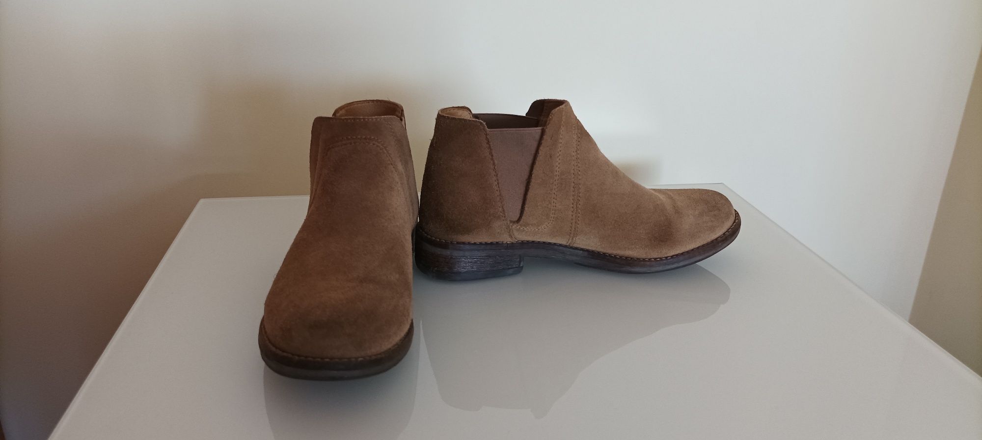 Botas Chelsea Clarks camurça castanha