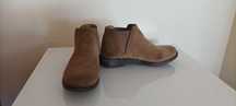 Botas Chelsea Clarks camurça castanha
