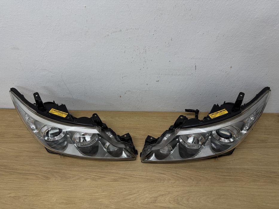 Lampy przednie Toyota Previa III, Sienna 09-19r xenon, komplet