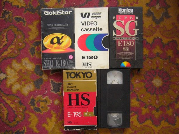 Видеокассеты разных жанров..