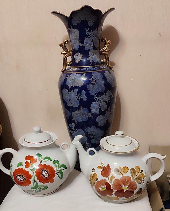 Великі вінтажні чайники доливні