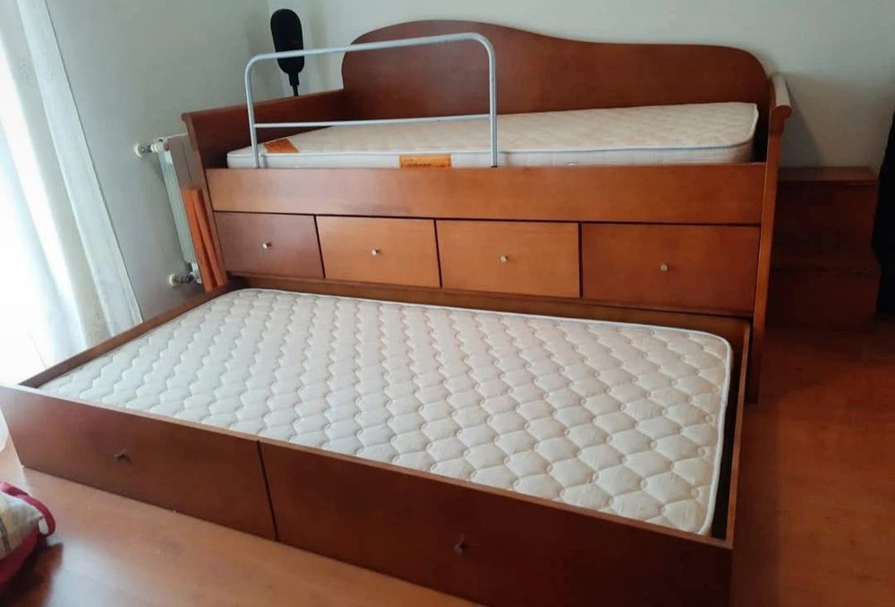 Cama com gavetão e gavetas de arrumação.
