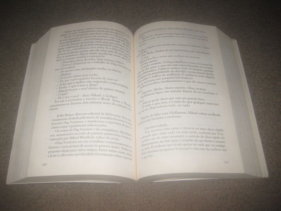 Livro "A Rapariga Que Sonhava Com Uma Lata De Gasolina E Um Fósforo"