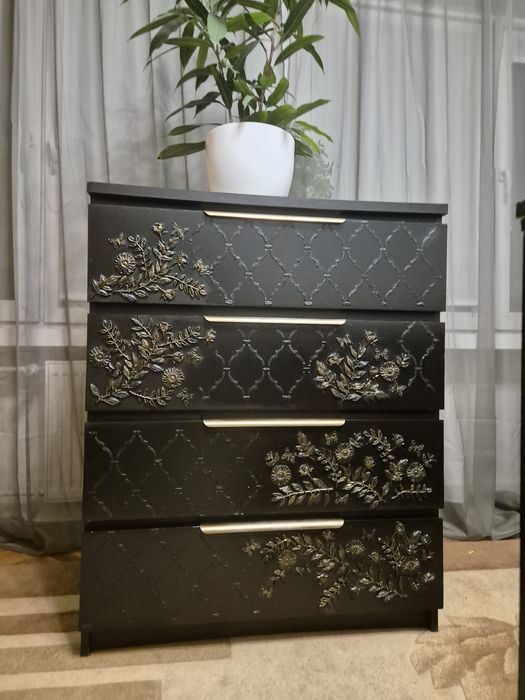 Czarna komoda z czterema szufladami