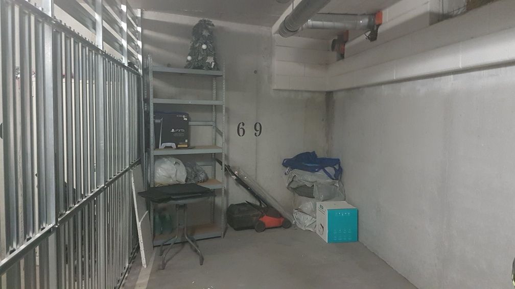 Garaż zabudowane miejsce postojowe w garażu
