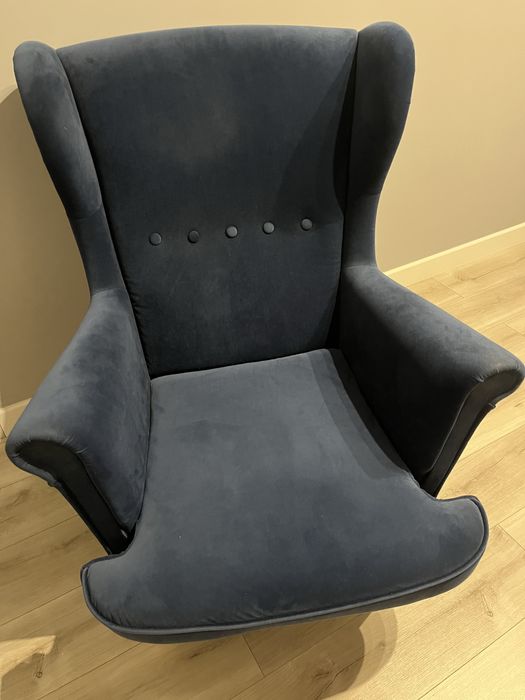 Granatowy fotel welurowy typu uszak