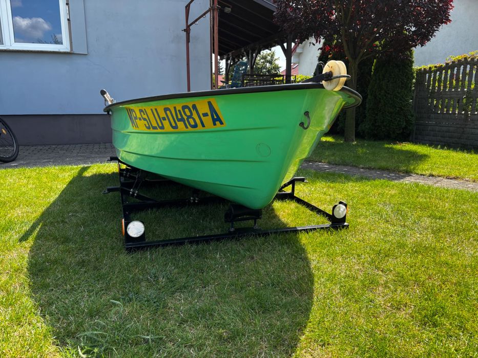 Łódka z włókna szklanego z silnikiem oraz akcesoriami