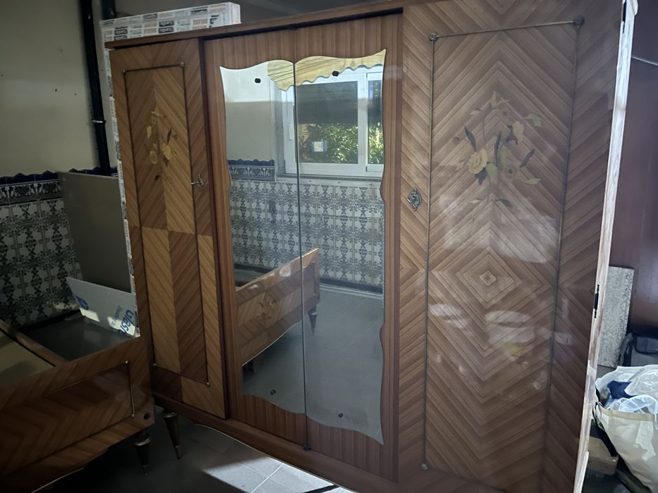 Cama e armario grande com espelho