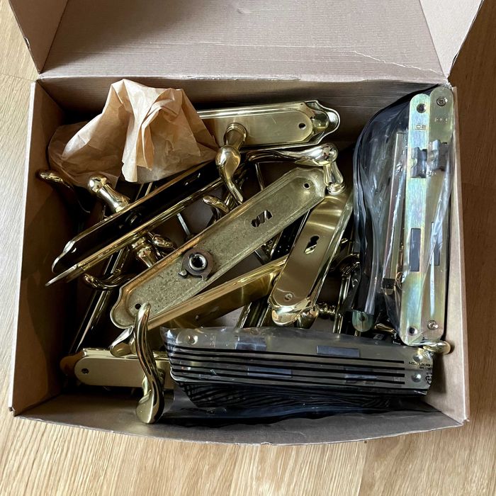 Zestaw klamek mosiądzowanych i zamków do drzwi