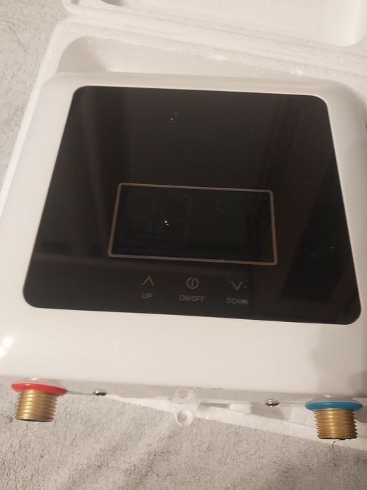 Przepływowy natychmiastowy podgrzewacz wody