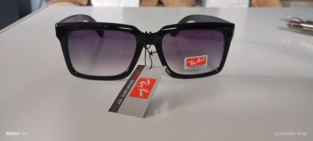 Na prezent okulary przeciwsłoneczne Ray ban.