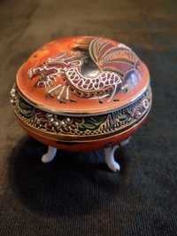 Guarda-joias com pés de porcelana, com figura de dragão