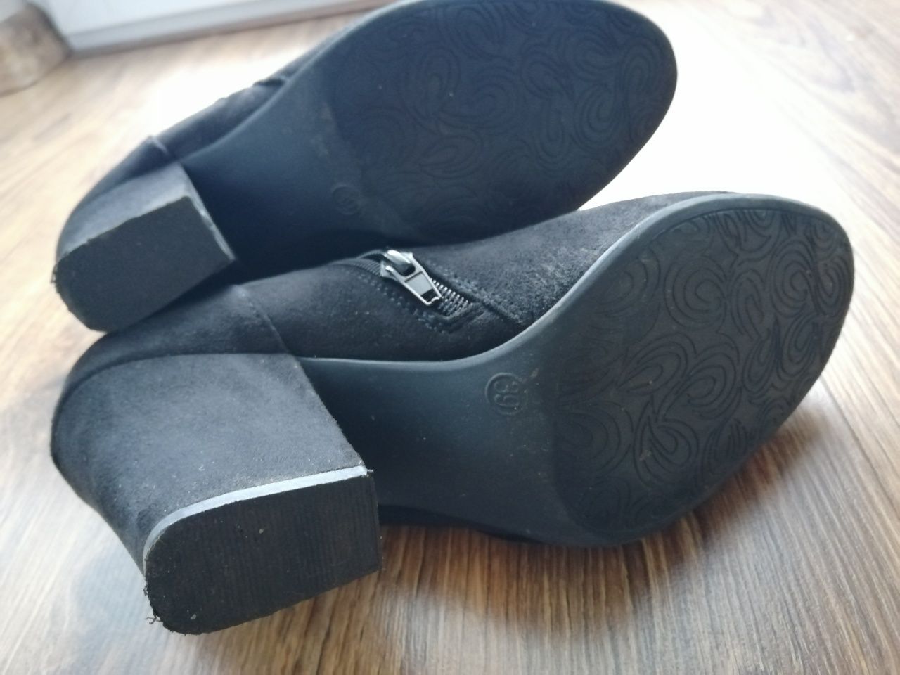 Czarne zamszowe botki na obcasie ze złotym zamkiem Deichmann r. 39