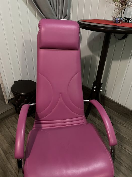Продам рожеве косметологічне крісло