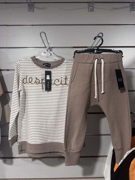 Spodnie dresy dla chłopca despacito brązowe 104