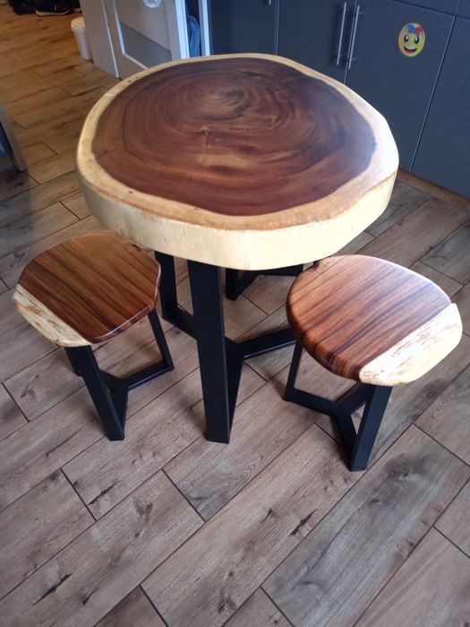 Komplet stolik plus trzy taborety drewno suar