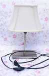 Elegancka Lampa Stołowa z Kremowym Abażurem