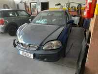 Honda civic com a frente batida