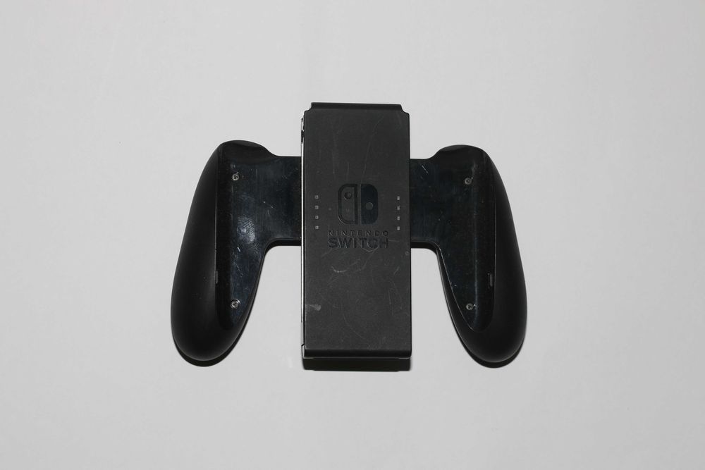 Nintendo Switch (+ Zelda + Mario Kart 8) com acessórios