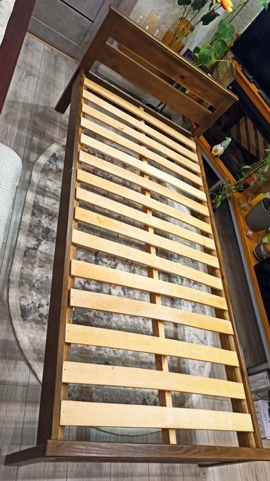 Продам дерев'яне ліжко з ортопедичним двостороннім матрацом.