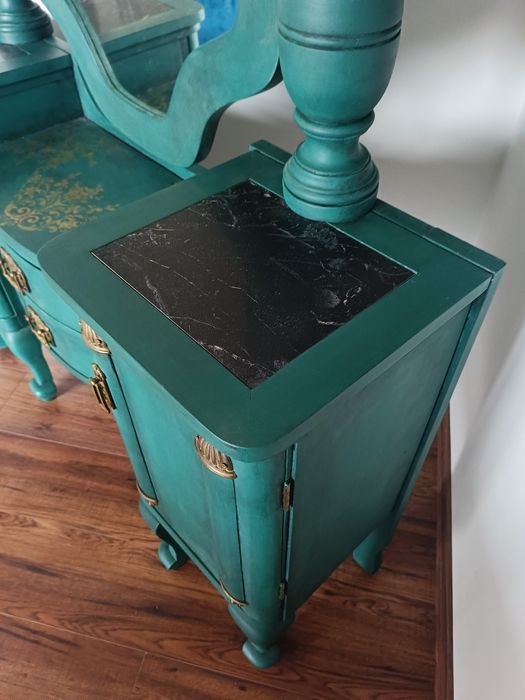 Toaletka ręcznie malowana