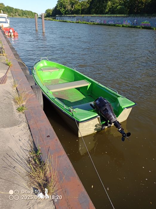 Łódź wędkarska z przyczepą