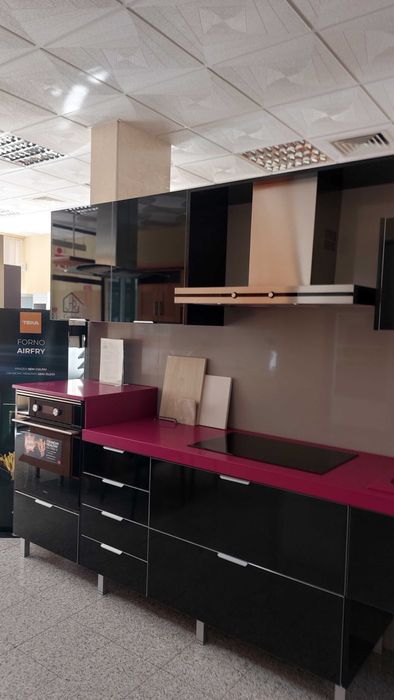 Cozinha em Termolaminado Preto, com Bancadas e Eletrodomésticos nova.