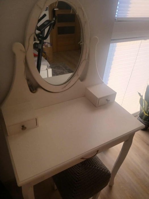 Biała toaletka dla dziewczynki