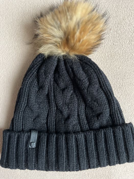 Czarna czapka Ochnik z pomponem jenot