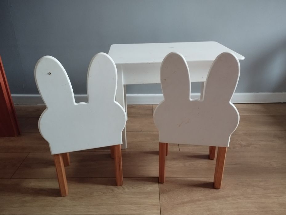 Stolik plus dwa krzesełka