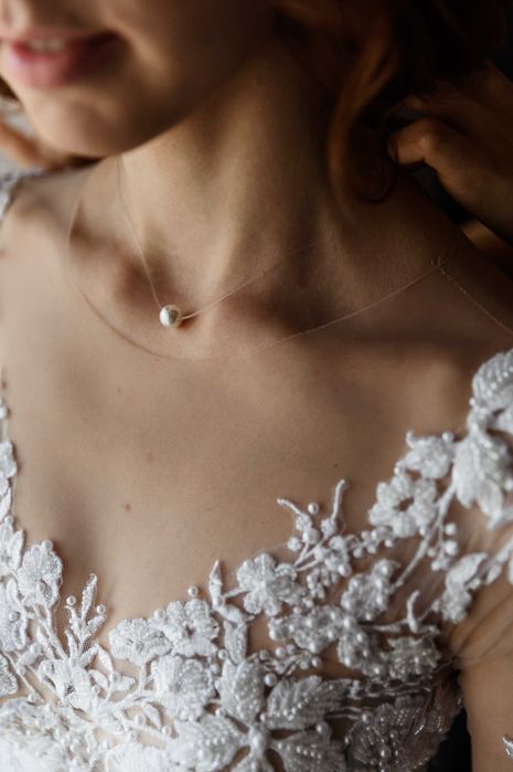 Весільна біла сукня