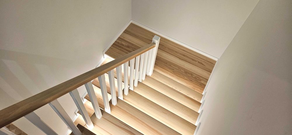 schody drewniane dąb jesion z balustradą