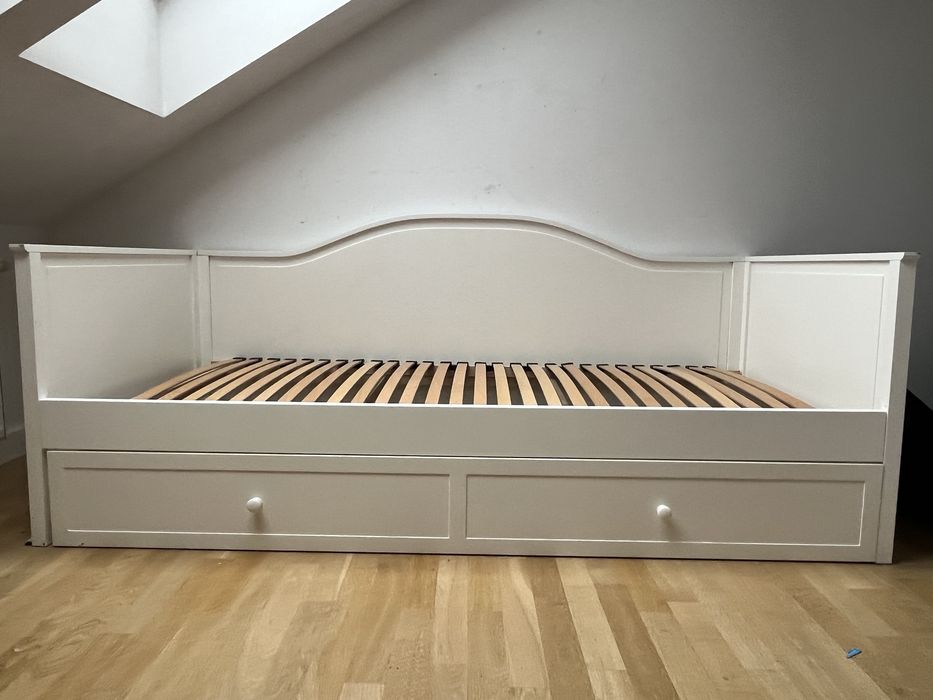 Białe łóżko z wysuwanym materacem