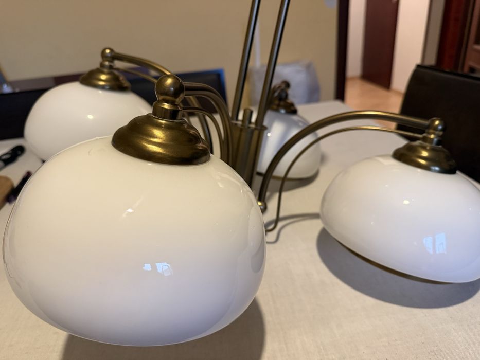 Stylowa lampa do salonu lub jadalni – metal + mleczne szkło