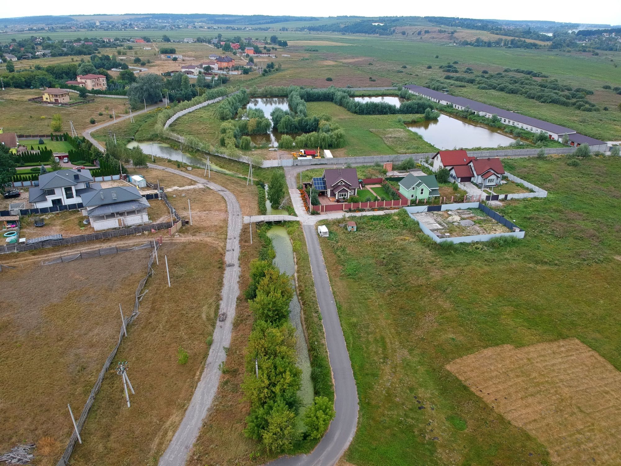 Ділянка 4 га з озерами та з складськими приміщеннями 2429м Білогородка