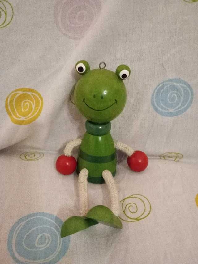 Sapo de madeira e corda