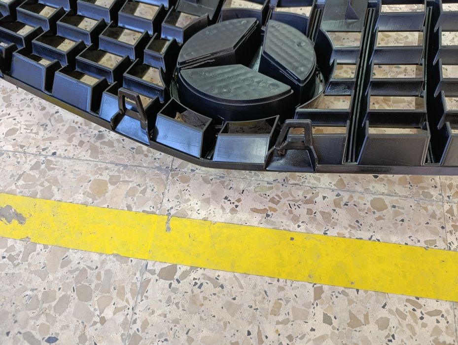 Grelha Mercedes nova