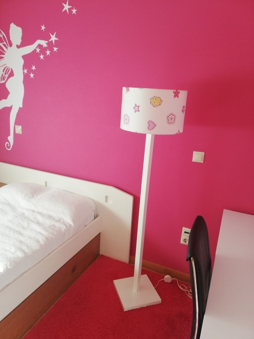 Cama solteiro e mesinha de cabeceira em madeira de excelente qualidade