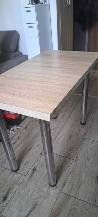 Stoł do kuchn na regulowanych nogach