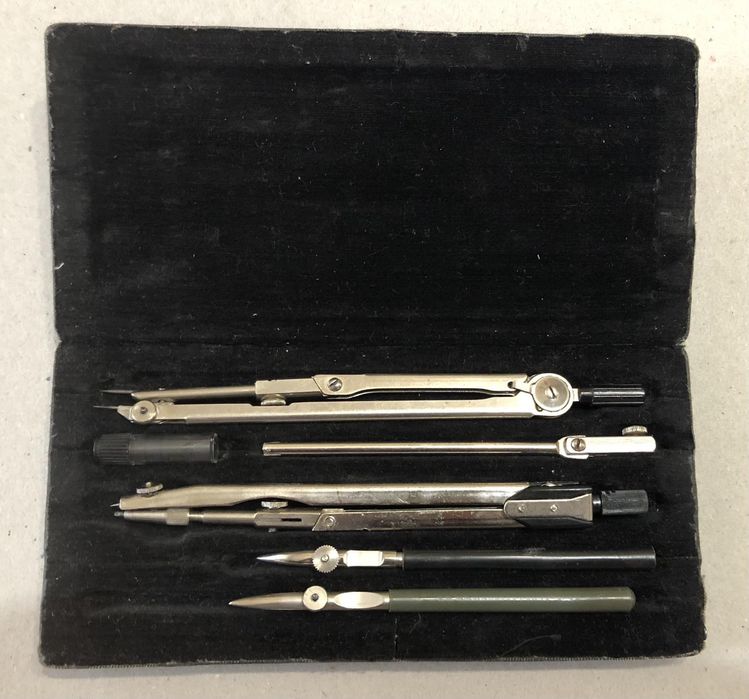 Готовальня, перья плакатные, механические карандаши, штампы с цифрам