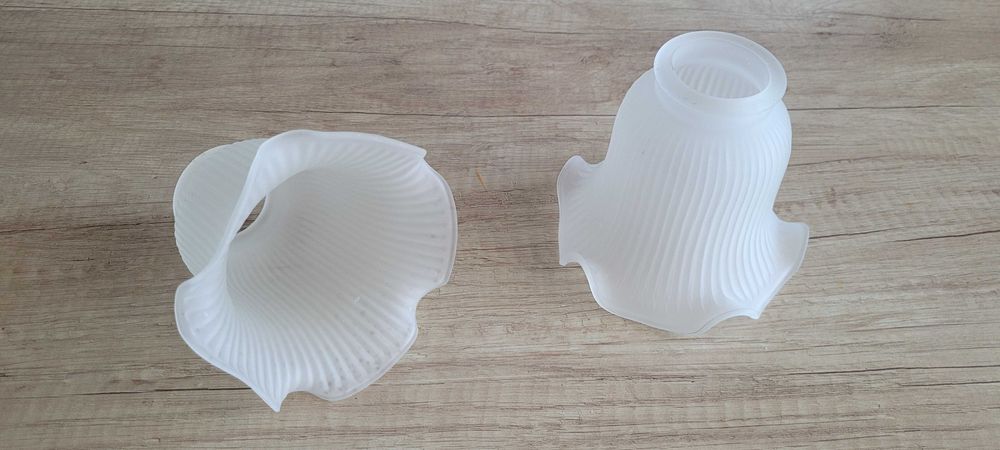 Dwa klosze do lampek-kinkietów.