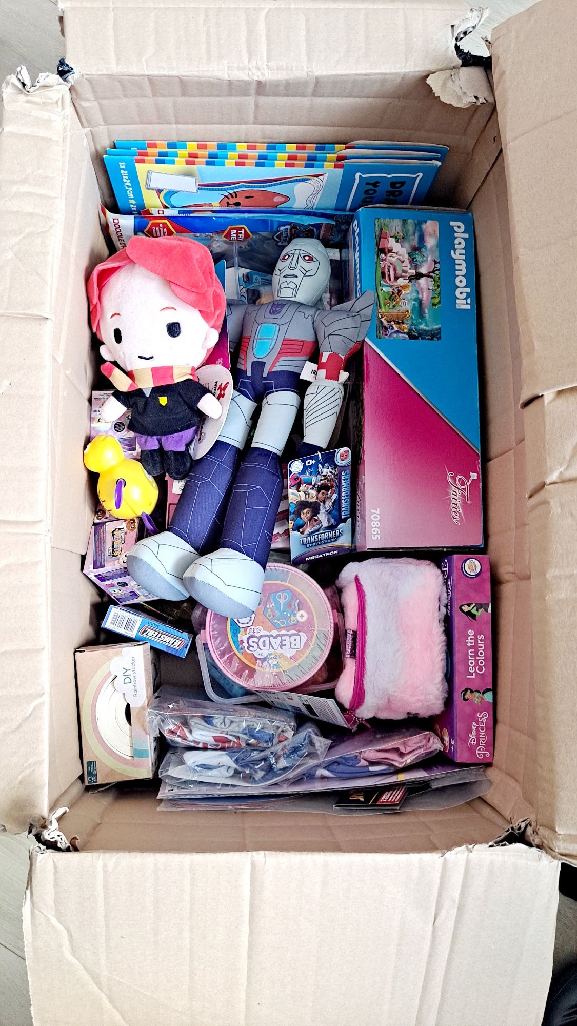 Box z zabawkami, zabawki
