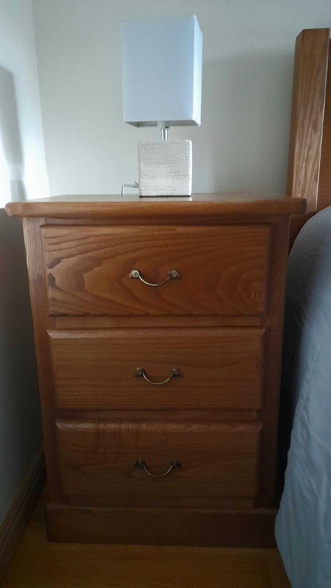Cama de casal com mesas de cabeceira