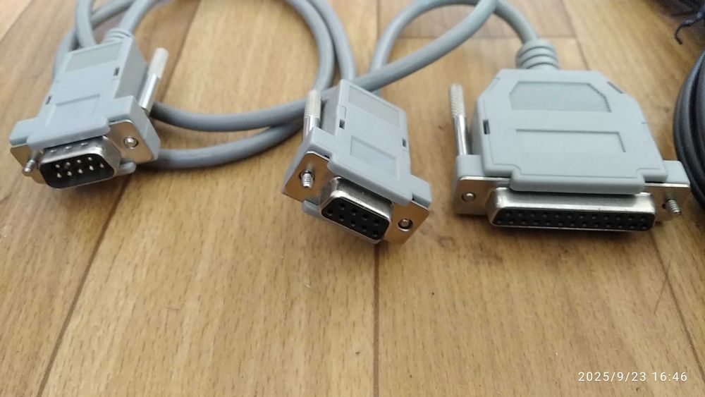 Кабелі  LPT мама - COM мама - COM папа ( RS-232 ) , PS2-PS2 , DVI-DVI.