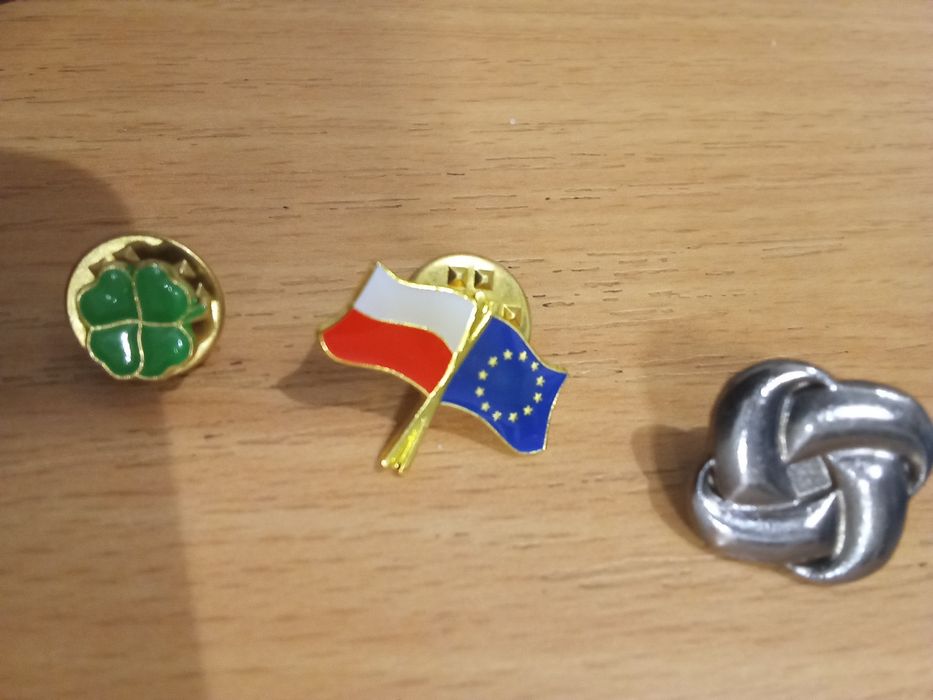 3 przypinki do garnituru