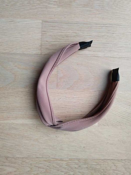 Piękna beżowa opaska do włosów z ozdobnym supłem