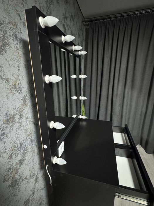 Макияжный столик