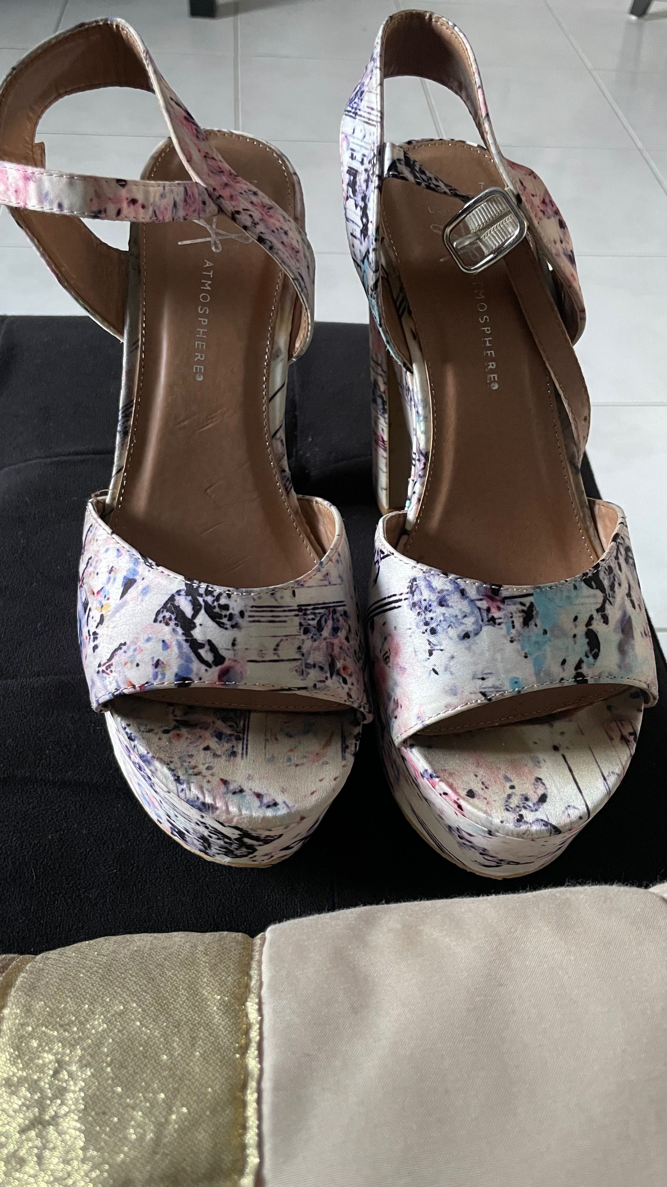Sapatos saltos altos