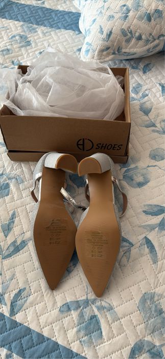 Sapatos de cerimonia em prateado novos , de salto alto